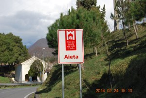 Veien inn til Aieta.