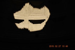 sollys som kommer inn fra hullet i taket