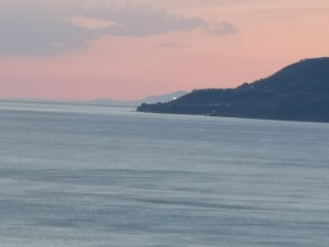 ved innzooming ser man til enden av Policastrobukta ut til Palinuro, og bakenfor er Amalfi